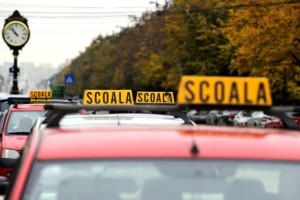 Primul oraș din România care interzice circulația mașinilor școlilor de șoferi. Și la Cluj ar fi foarte bună o astfel de măsură