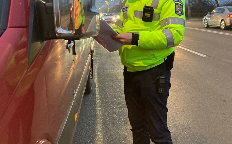 Transportatorii de persoane, luați la control de polițiști la Cluj. Un șofer de microbuz ducea oameni „la negru”