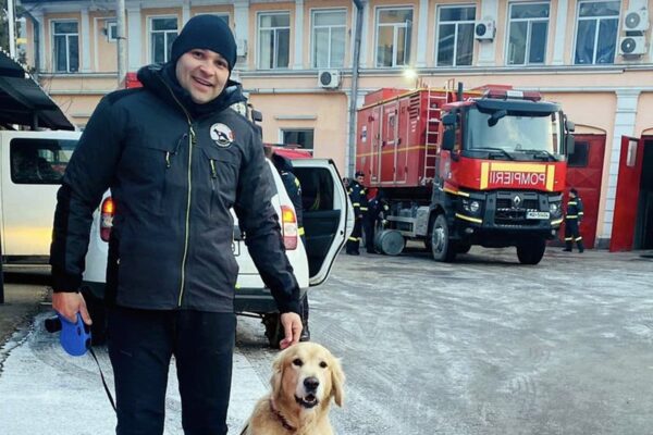 Un pompier din Cluj participă la misiunea de salvare din Turcia. Câinele salvator Max este arma secretă de la ISU Cluj