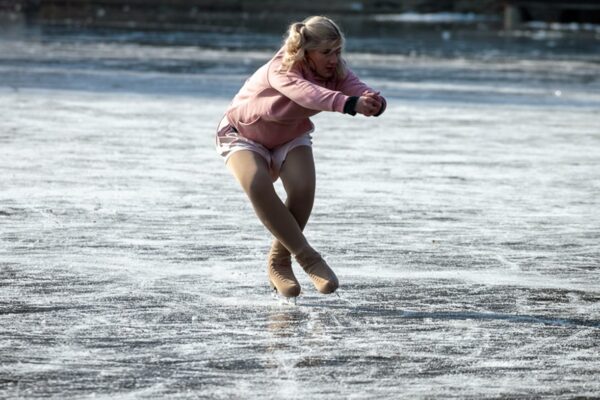 Misterioasa patinoatoare de pe Lacul Chios. Nimeni nu știe cine este dar patinează excepțional