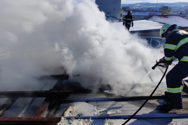 Incendiu pe terasa unui bloc din centrul Clujului. Pompierii l-au lichidat rapid