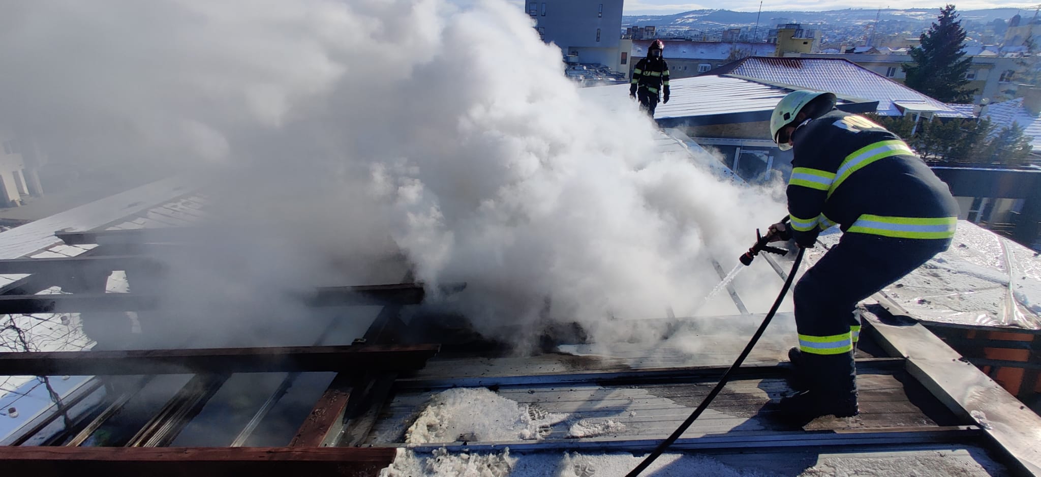 Incendiu pe terasa unui bloc din centrul Clujului. Pompierii l-au lichidat rapid