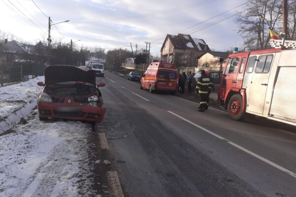 ACCIDENT între două mașini la Mociu. O femeie a fost transportată la spital