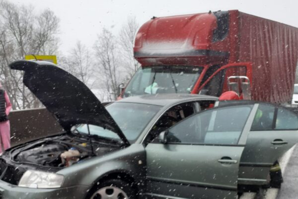 ACCIDENT GRAV la Morlaca între un camion și o mașină. Două persoane au fost transportate la spital