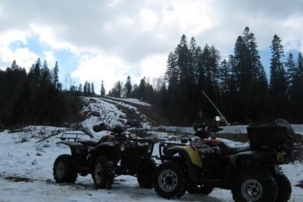 Jandarmii și voluntarii i-au salvat pe doi turiști rămași blocați cu ATV-ul în zăpadă în zona montană a Clujului