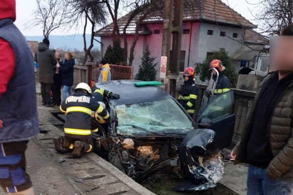 Accident grav la Răscruci. A fost impact frontal cu un camion