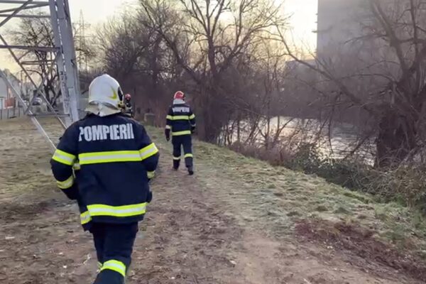 O femeie a căzut în Someș, în zona străzii Mamaia. Pompierii au intervenit cu trei autospeciale