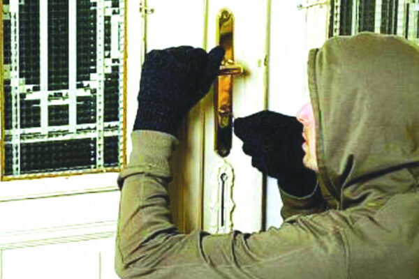 Se înmulțesc furturile din locuințe la Cluj. Bărbat arestat după o spargere la un apartament din Câmpia Turzii