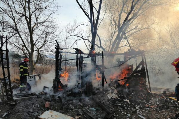 Un incendiu puternic a făcut scrum o casă improvizată de pe o stradă din Cluj-Napoca. Pompierii au intervenit cu două autospeciale – VIDEO