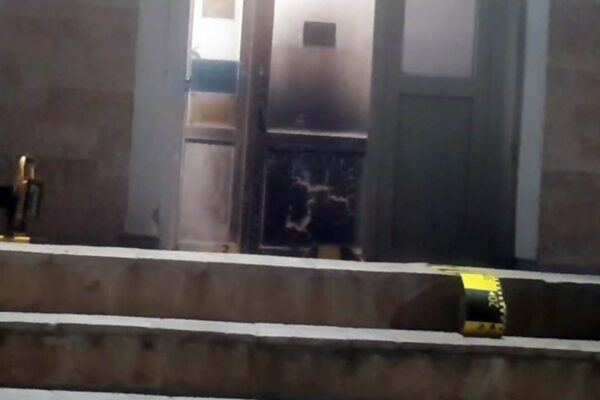 Scandalagiul care a dat foc sediului Poliției Huedin a fost arestat. Bărbatul este cetățean arab