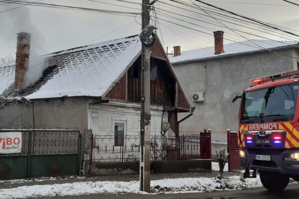 INCENDIU la o casă din Huedin. O femeie a fost transportată la spital