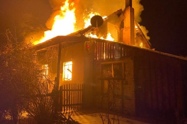 O cabană din lemn a fost distrusă de un incendiu în Suceagu. Pompierii s-au luptat peste două ore cu flăcările