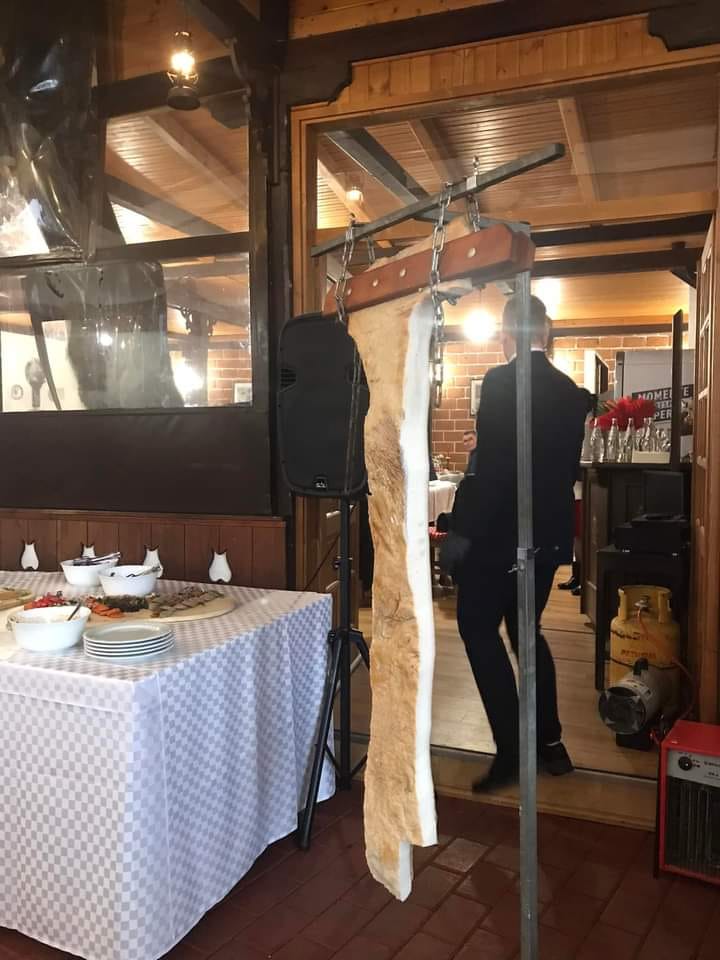 Bucată generoasă de slănină din producție proprie, scoasă special pentru eveniment