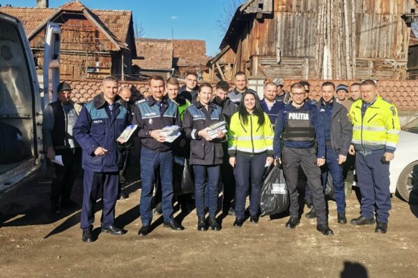 Absenteismul școlar, combătut în comuna Iara. Polițiștii din Turda au strâns rechizite, alimente și haine pentru elevii din familii fără posibilități materiale