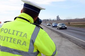 Politiștii i-au reținut permisul pentru 300 de zile.