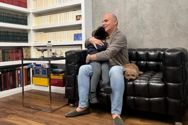 Liderul PNL Rareș Bogdan, poreclit „30 de zile”, ironizat și luat la mișto după ce și-a pus poze cu biblioteca. „Iar ștergeai cărțile de praf?”- FOTO