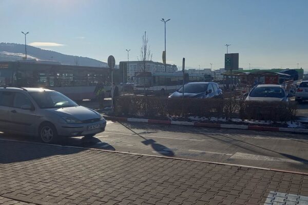 Tupeu de șofer de Dâmbovița la Cluj. Stația de autobuz de la VIVO, blocată cu nesimțire.  – FOTO