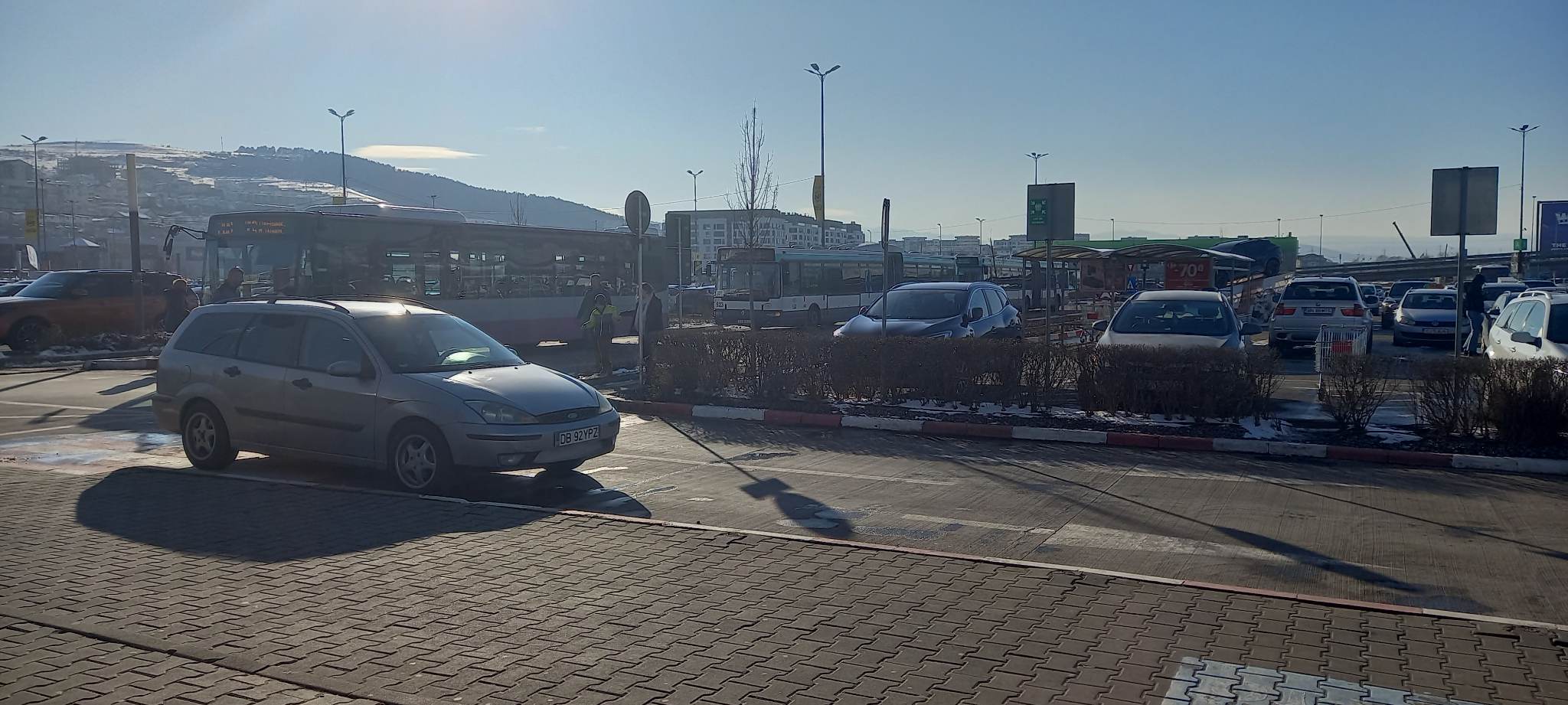 Tupeu de șofer de Dâmbovița la Cluj. Stația de autobuz de la VIVO, blocată cu nesimțire.  – FOTO