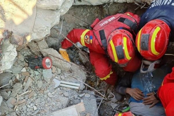 Salvatorii români au scos de sub dărâmături un bărbat în Turcia