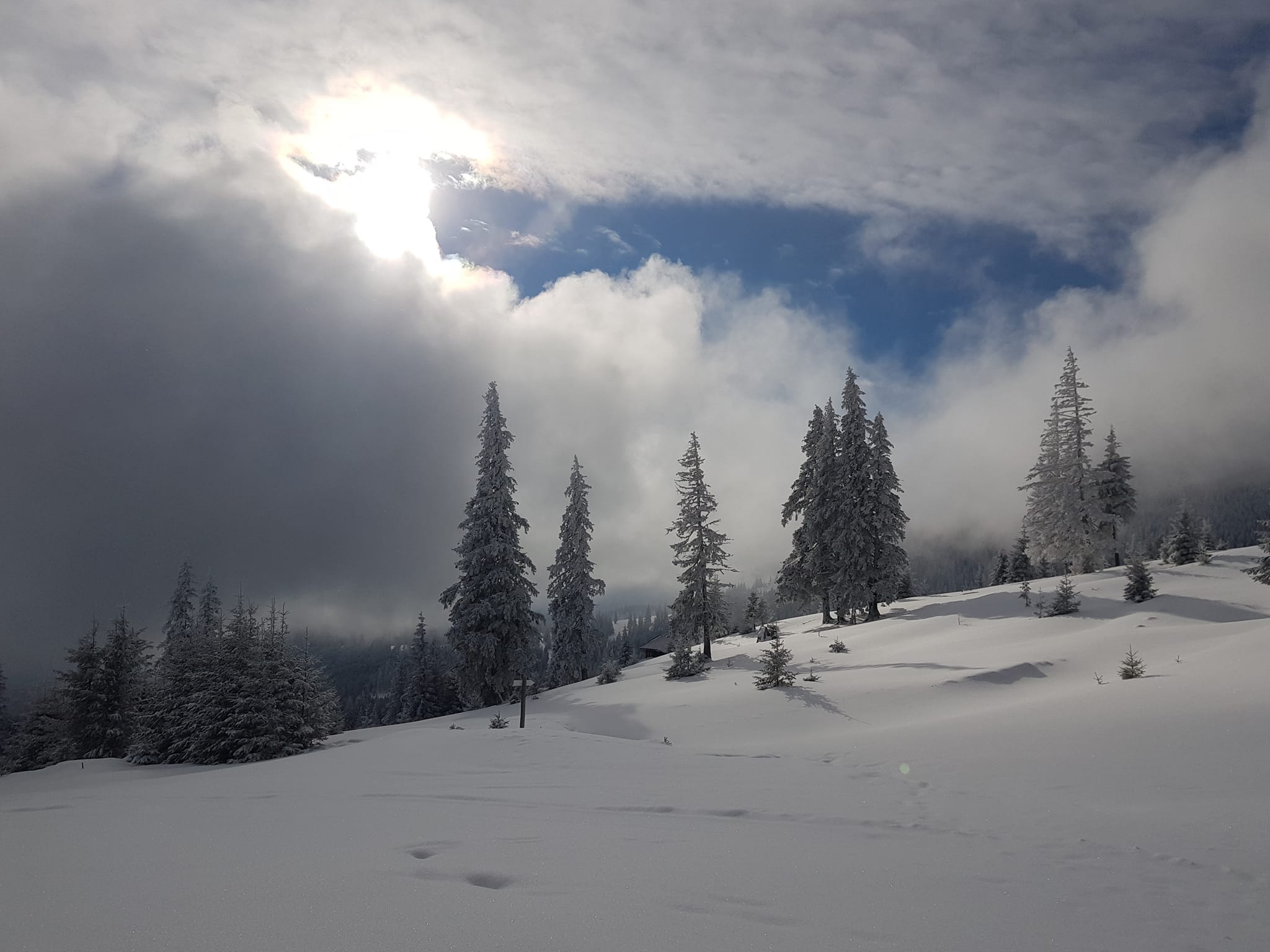 Semnal de alarmă tras de salvamontiști. E risc însemnat de avalanșă pe Vlădeasa