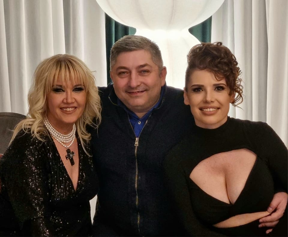 Diana Urdea se fotografia cu Alin Tișe și Mariana Rațiu.