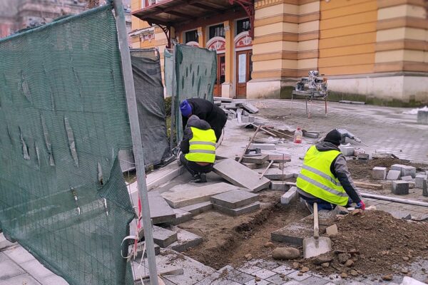 Lucrările de la Teatrul Național din Cluj au fost făcute de mântuială. La nici trei luni ele sunt refăcute de muncitori