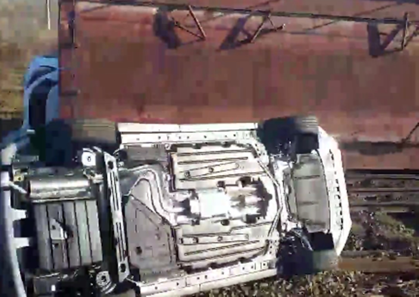 Mașini de sute de mii de euro distruse într-un accident feroviar. Totul s-a întâmplat în România VIDEO