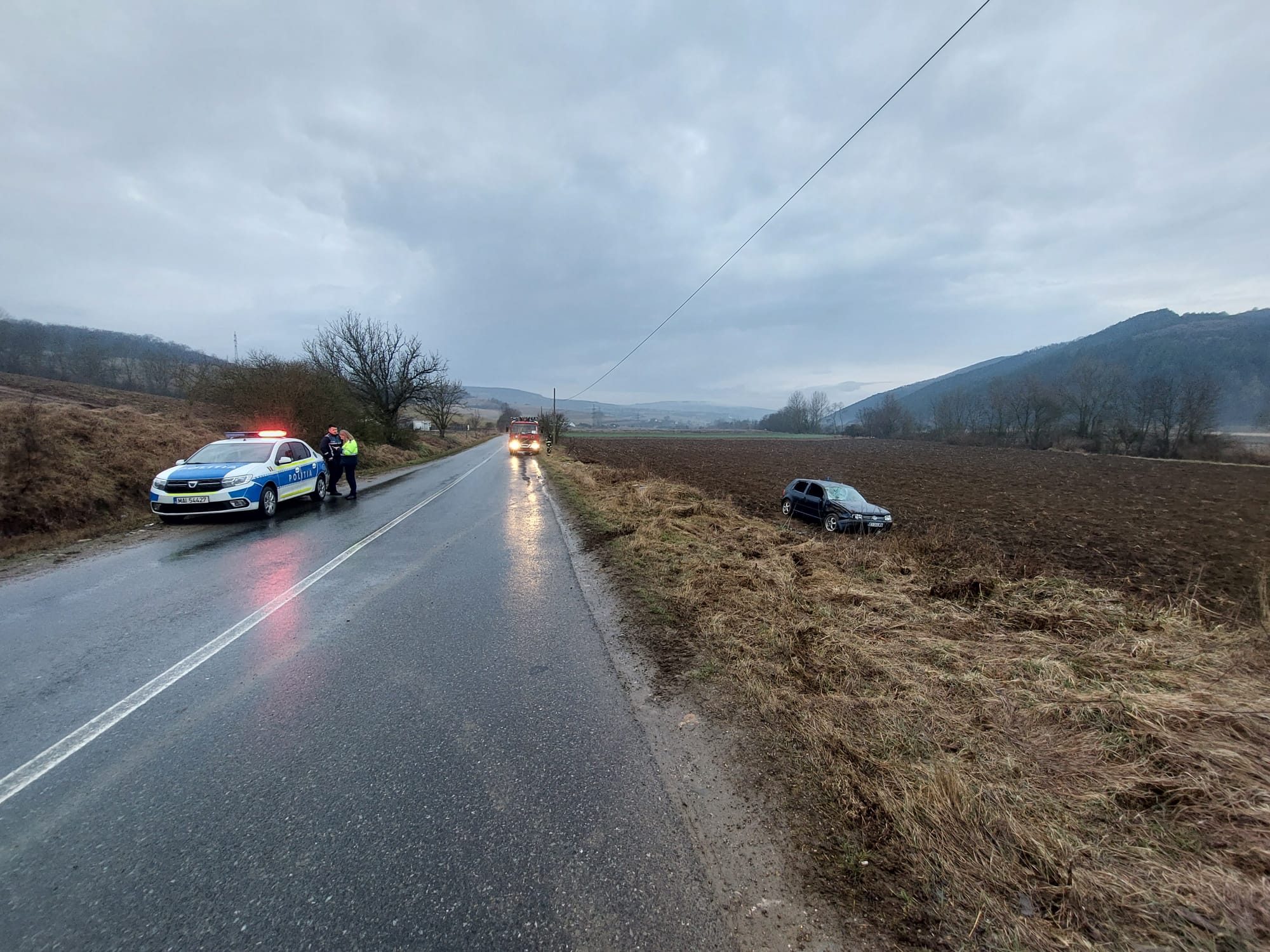 Un autoturism a ajuns pe câmp în zona localității clujene Țaga. Două femei transportate la spital