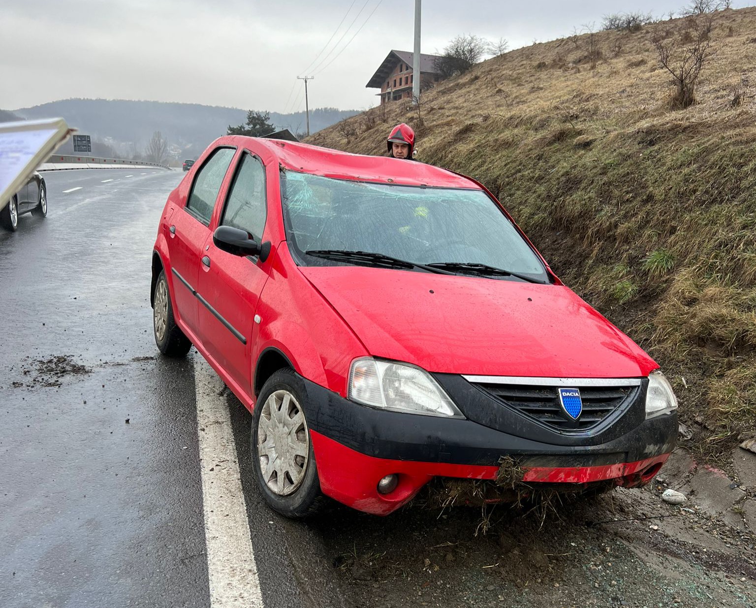 ACCIDENT la Vâlcele. Un autoturism s-a răsturnat în șanț