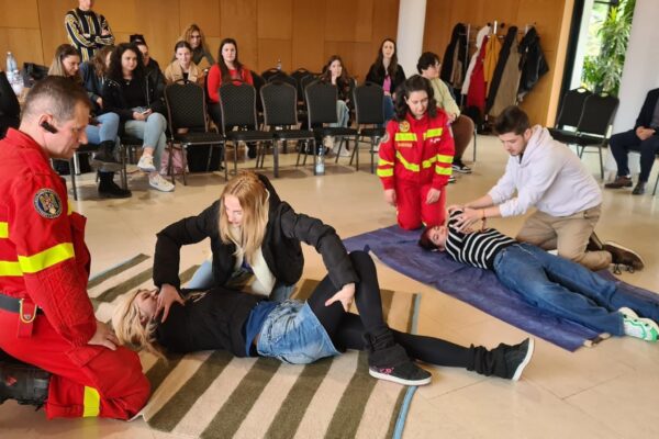 Studenții de la USAMV Cluj, instruiți într-un atelier de prim-ajutor susținut de doi paramedici SMURD