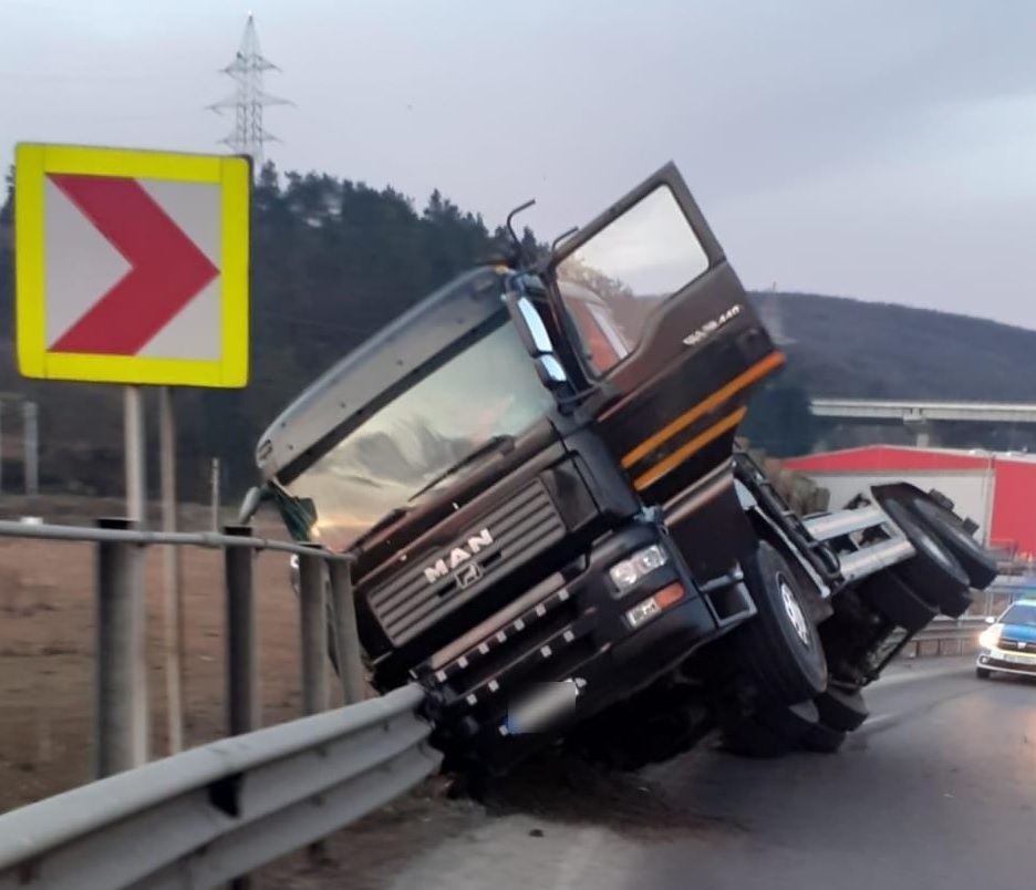 Tir răsturnat pe breteaua de urcare a autostrăzii A3, în apropiere de Gilău