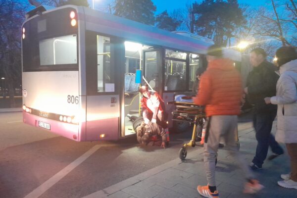 Să nu uităm să fim oameni. Clujeni cu suflet mare i-au sărit în ajutor unui bărbat care a suferit o criză de epilepsie în autobuz – FOTO
