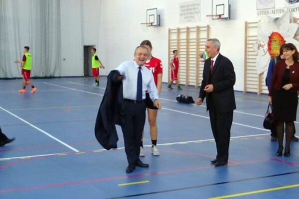 Bani aruncați pe fereastră! Petiție pentru reconstrucția sălii de sport de la Liceul George Coșbuc din Cluj