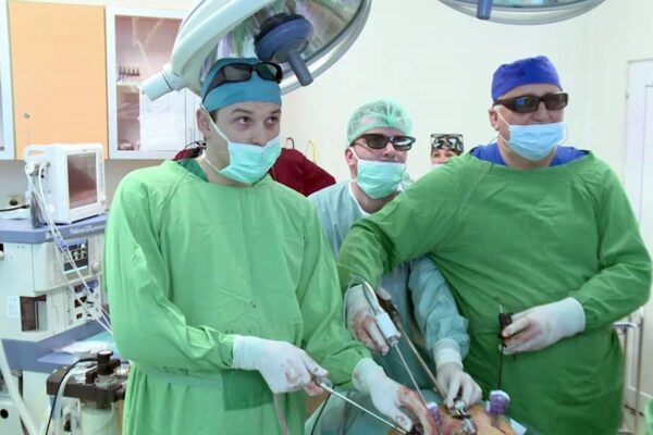 Doctorul ”crescut” de profesorul Ioan Coman a ajuns mare de tot. Povestea lui Ionuț Juravle, de la Teologie, la Urologie