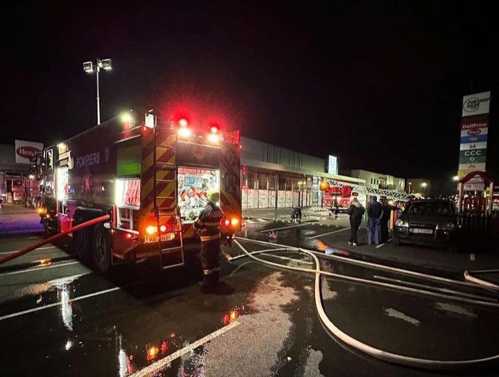 Exercițiu de incendiu la un centru comercial din Turda. Trei autospeciale au intervenit