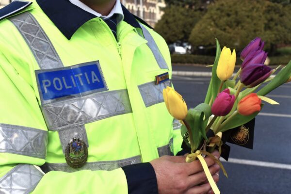 Acțiune specială a Poliției Rutiere la Cluj de 8 martie. Șoferițele au primit lalele din partea polițiștilor- FOTO