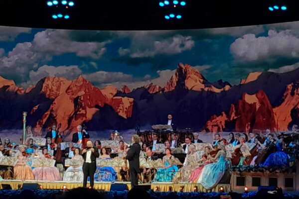 VIDEO – Maestrul Gheorghe Zamfir, aplaudat de o sală întreagă în picioare pentru momentul său din spectacolul lui Andre Rieu de la Cluj-Napoca