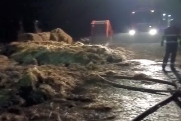 INCENDIU în comuna Mica. Au luat foc mai mulți baloți de fân, iar pompierii s-au luptat patru ore cu flăcările