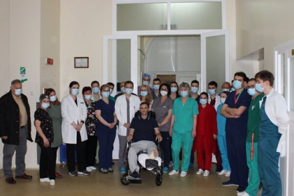 Medicii clujeni i-au salvat viața unui orădean care a suferit 22 de operații. Calvarul bărbatului a început de la o amigdalită