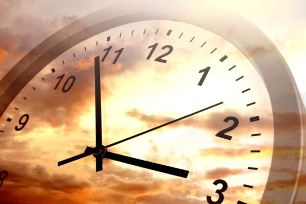 ROMÂNIA trece în noaptea asta la ORA DE VARĂ. Potriviți-vă ceasurile!