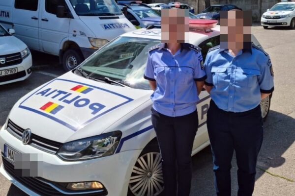 Două polițiste din Turda s-au făcut de rușine. O femeie le-a bătut după care a aruncat cu urină pe ele