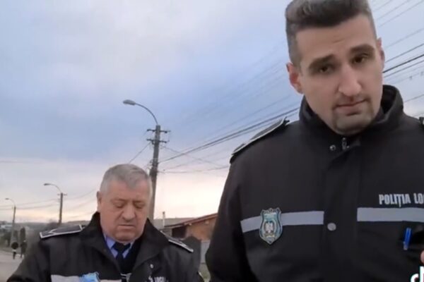 ”Stan și Bran” de la Poliția Locală. I-au dat amendă unui clujean pentru că i-a deranjat în timp ce vorbeau la telefon VIDEO