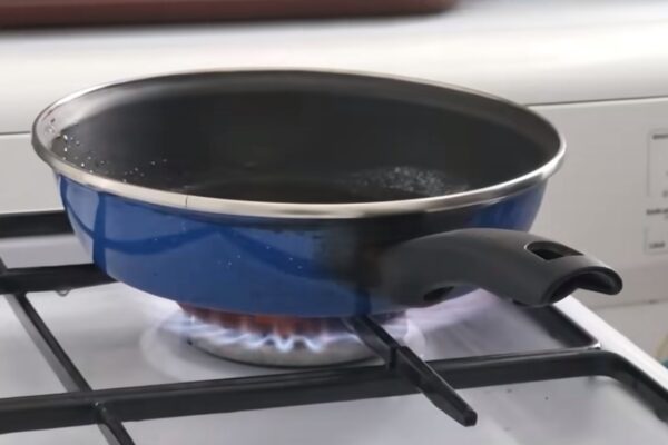 UTIL – Pompierii ne învață cum să stingem o tigaie cu ulei uitată pe foc. Un truc simplu și eficient