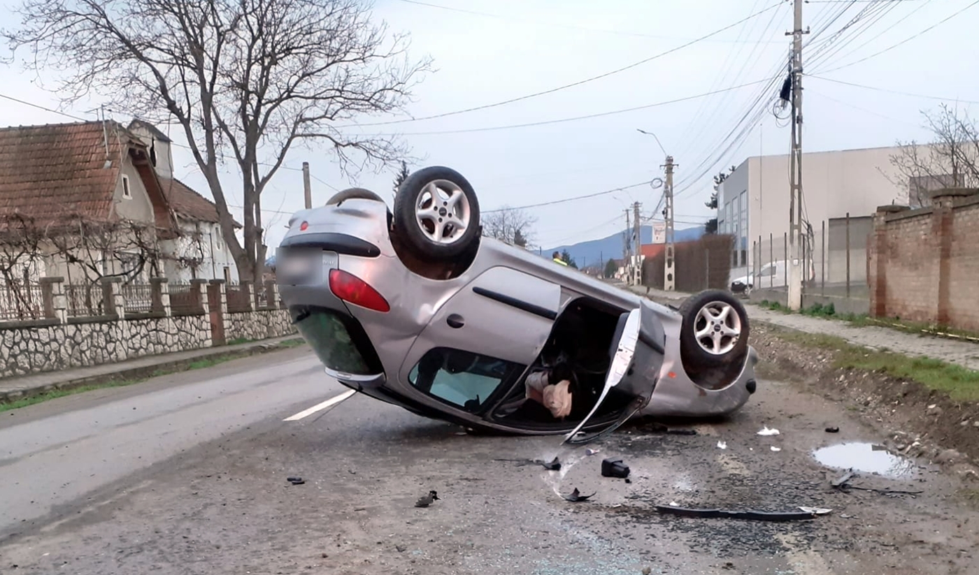 Accident grav în localitatea Mihai Viteazu. Un tânăr de 20 de ani a ajuns la spital
