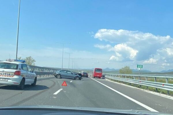 ACCIDENT pe A10 între o mașină și un autocar. Șoferului cu BMW i-a explodat cauciucul în mijlocul autostrăzii