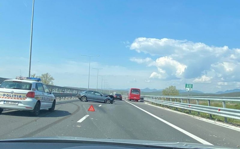 ACCIDENT pe A10 între o mașină și un autocar. Șoferului cu BMW i-a explodat cauciucul în mijlocul autostrăzii