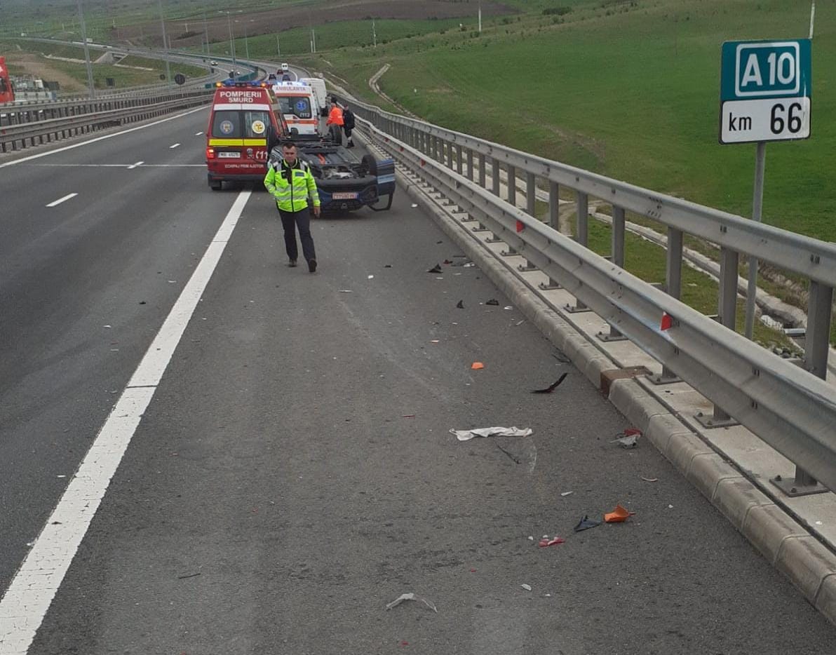 ACCIDENT pe autostrada A10. O mașină s-a răsturnat pe plafon, iar un bărbat a fost transportat la spital