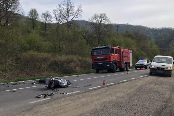 ACCIDENT GRAV în apropiere de Buru. Impact puternic între trei mașini și o motocicletă. Un bărbat a fost transportat la spital