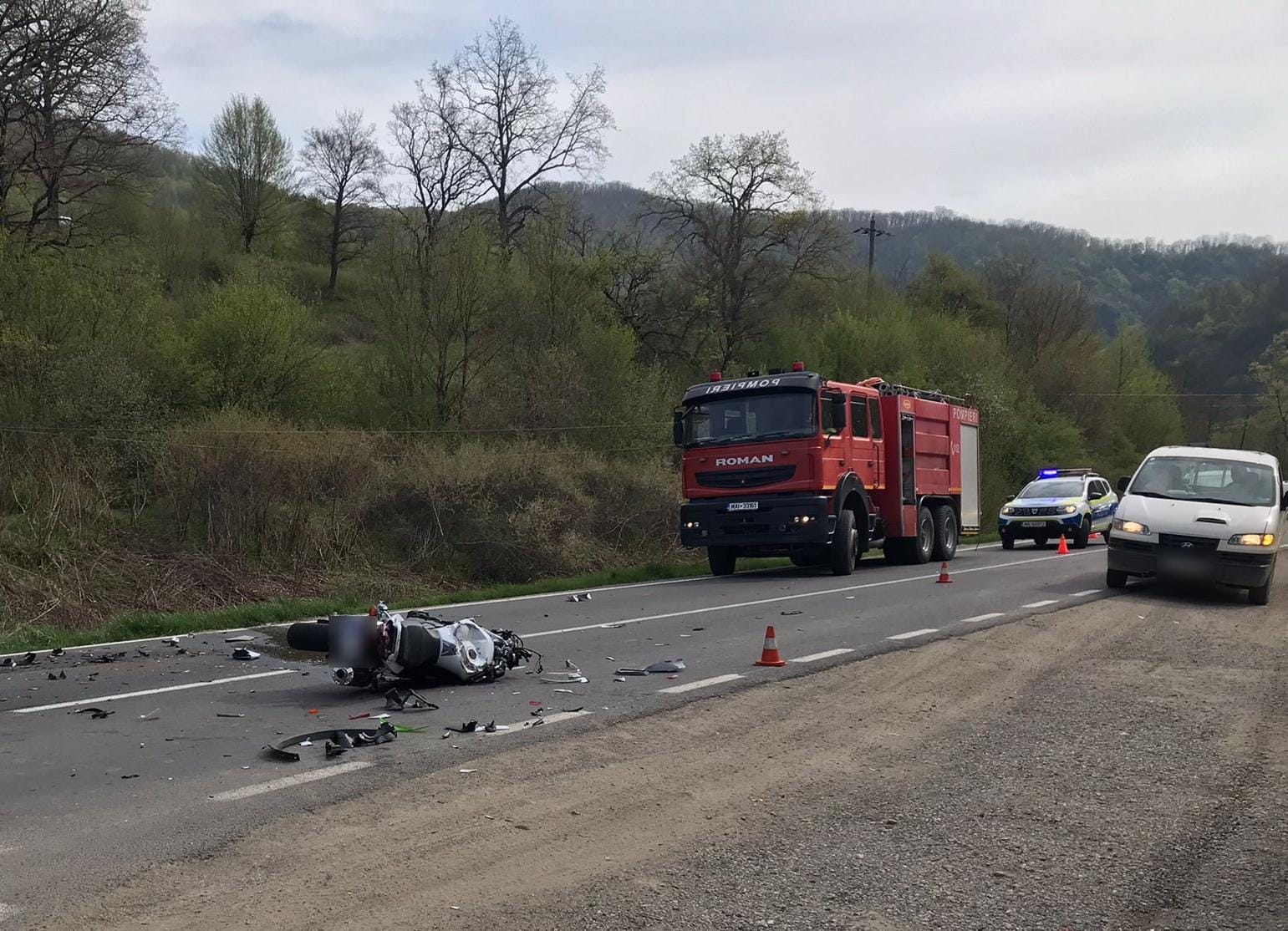 ACCIDENT GRAV în apropiere de Buru. Impact puternic între trei mașini și o motocicletă. Un bărbat a fost transportat la spital