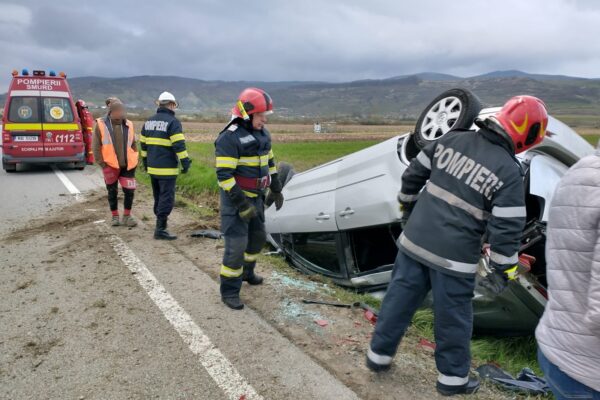 ACCIDENT la Câțcău. O mașină s-a răsturnat pe marginea drumului